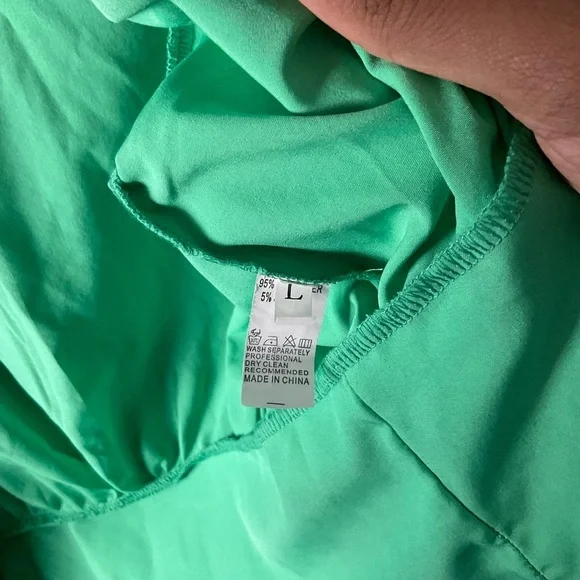 Mundefeis Green Cropped buttoned puff sleeve blouse. Size Large - Picture 8 of 8